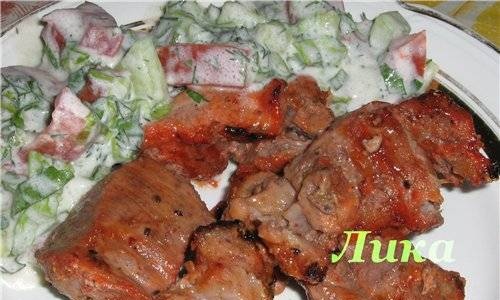 Kebab trong nước xốt kefir hành tây với kiwi