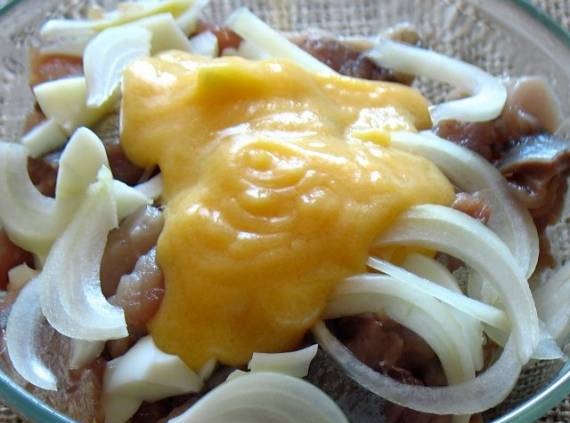 Herring di bawah pengasam kuning telur