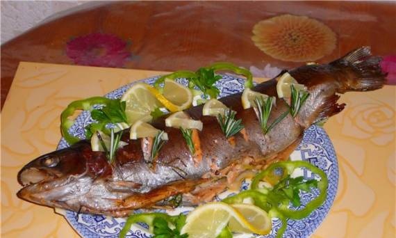 Trout sungai bakar dengan rosemary