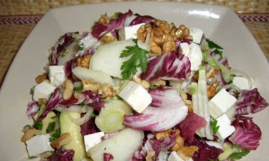 Salad với xà lách đỏ, lê, bơ, phô mai feta