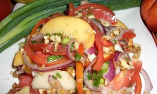 Salad cà chua với quả xuân đào và hành tím