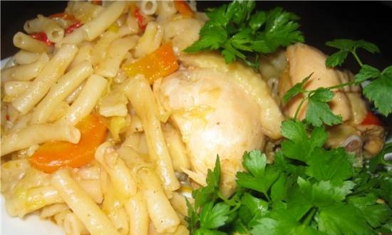 Pasta với gà và rau