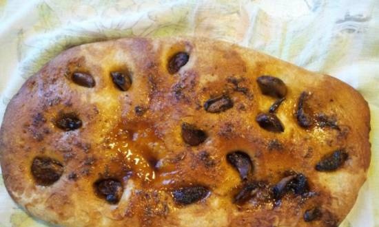 Focaccia ar ķiplokiem un skābu rozmarīnu.