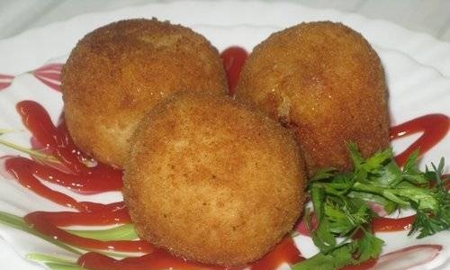 Arancini (rīsu bumbiņas, pildītas ar gaļu)