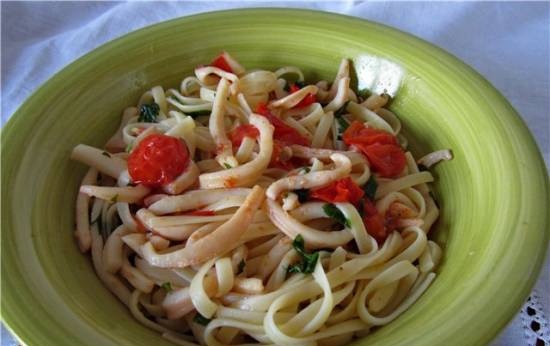 Linguini makaroni ar kalmāriem un ķiršu tomātiem