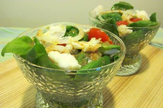 Salad cà chua, húng quế và phô mai dê