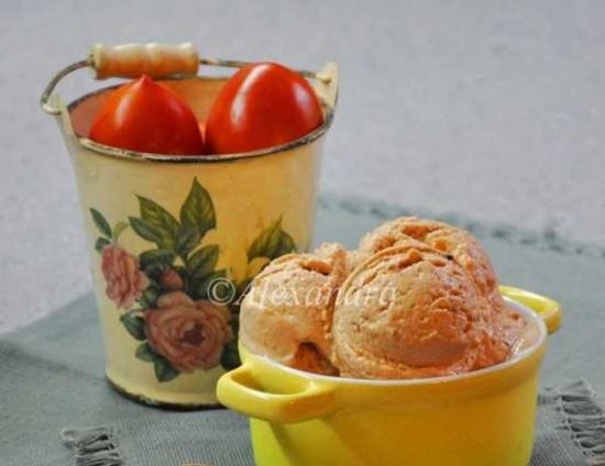 Gelat de pruna i tomàquet amb espècies de pa de pessic