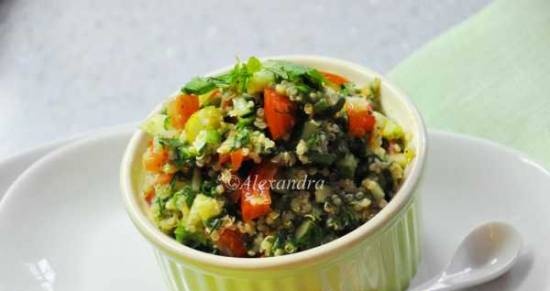 Amanida de tabú amb quinoa i pesto lleuger d’alfàbrega