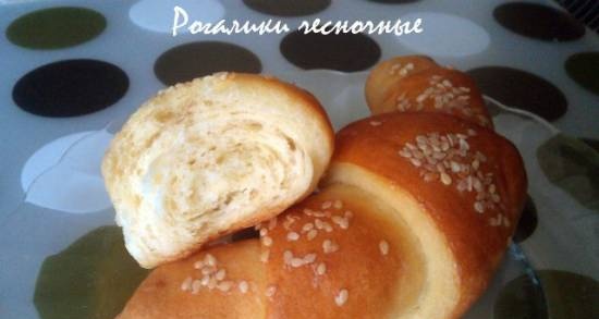 Ķiploku bagels ar sezama sēklām