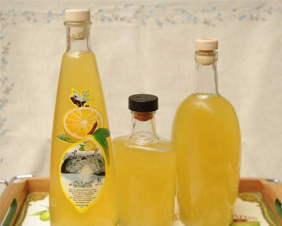 Rượu mùi Limoncello, hoặc mezim Ý