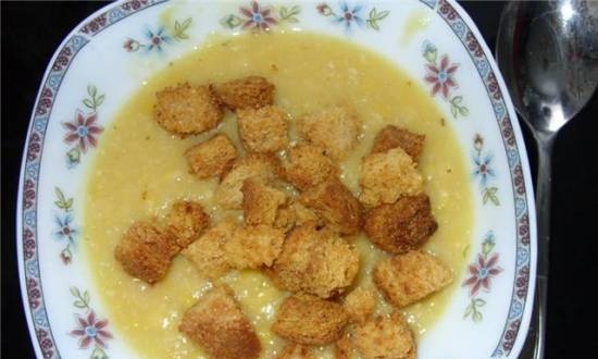 Cháo đậu với bánh croutons (hoãn lại) trong hộp nhiều bánh Polaris 0517