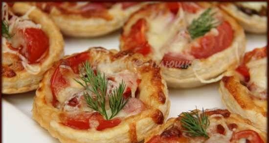 Pizza mini dengan sosej salai