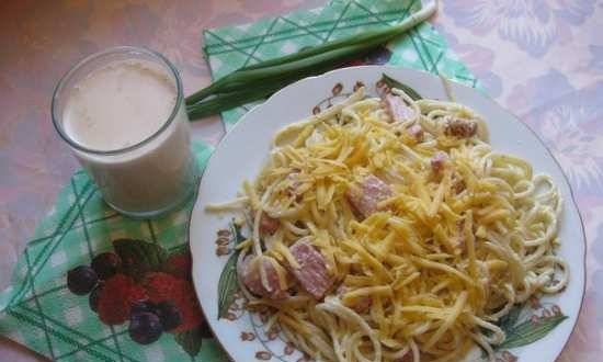 Spaghetti carbonara trong hộp nhiều bánh Redmond RMC-M70