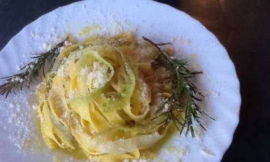 Fettuccine với bí ngòi, chanh và pho mát pecorino (Fettuccine con zucchine al limone e pecorino)