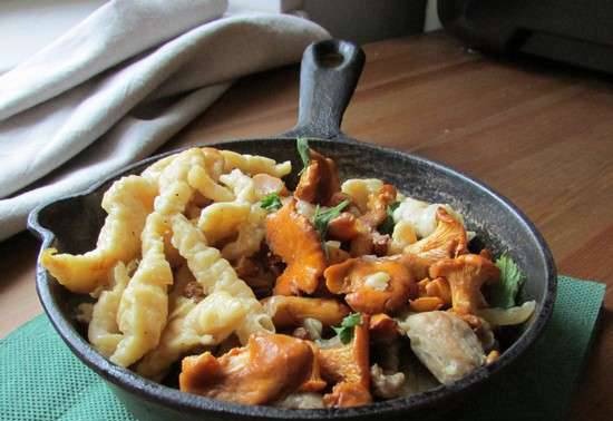 Mì Chanterelle với thịt xông khói (Spaetzle mit Pfifferlingen und Speck)