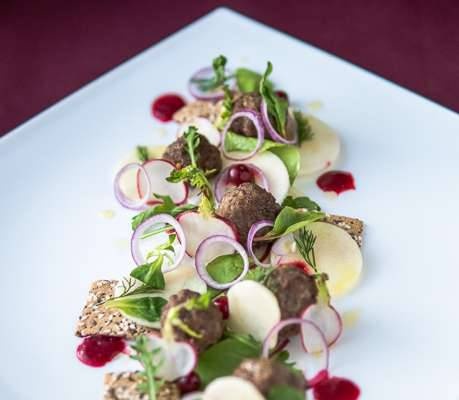 Kotletes salāti - Preiselbeer-Hackbаllchen mit Knuckebrot-Salat