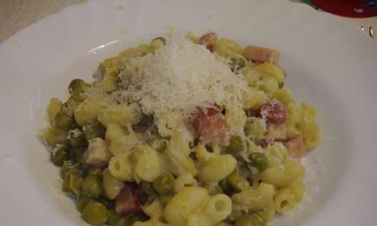 Makaroni ar zaļajiem zirnīšiem un krūtīm (Pasta piselli con pancetta e panna) Steba DD2 multivarkā