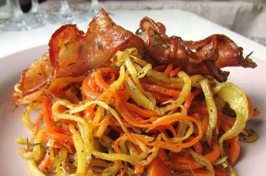 Spageti sayur-sayuran kaca dengan bacon