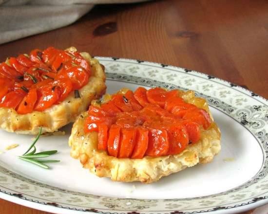 Kārtainās mīklas tortes ar burkāniem, medu un rozmarīnu