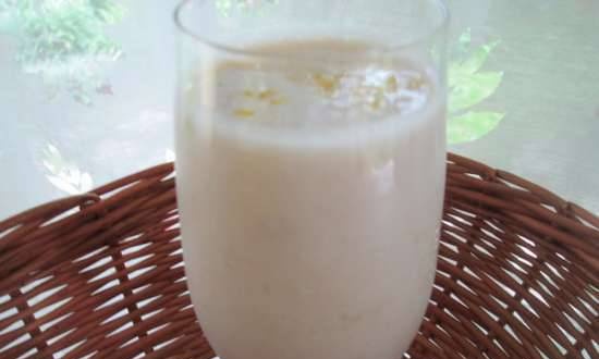 Lassi - atsvaidzinoši Dienvidāzijas dzērieni (šokolāde un banāns).