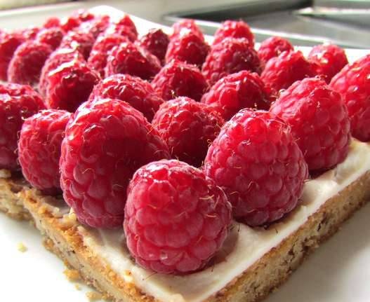 Bánh tart hạt cát với quả mâm xôi và ricotta tươi