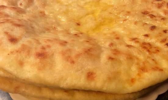 Bánh nướng Ossetian với khoai tây, pho mát Adyghe và pho mát feta tự làm (Máy làm bánh pizza Princess 115000)