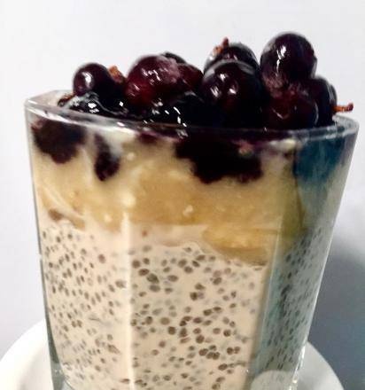 Bánh pudding chia với sữa nướng lên men và trái cây