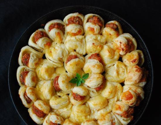 Puff pastry pie nhân thịt băm và phomai