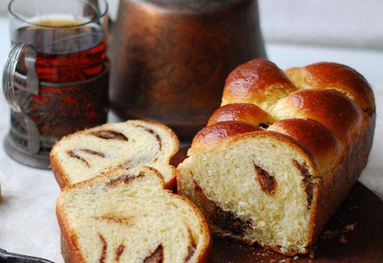 Loaf ar zemesriekstiem un šokolādi tējai