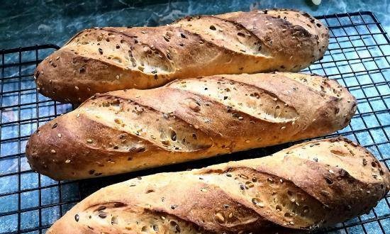 Baguette-loaf Multigrain, brygget med surdeigsodling 50% fuktighet