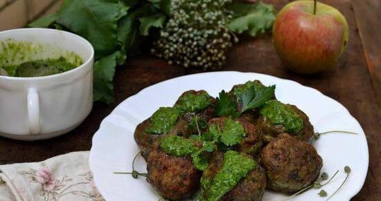 Kotletes ar Šveices mangoldiem un chimichurri mērci