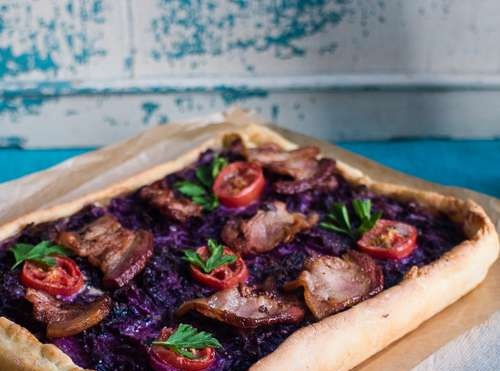 Rotkohl-Flammkuchen Atvērta krāsaina kūka