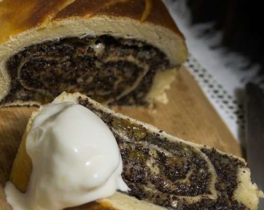 Nuts and Poppy Seed Strudel - Layered Strudel mit Nessen und Mohn