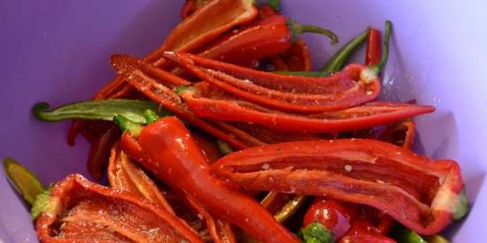 Hot chili pepper, tørket i ovnen, i duftende olje