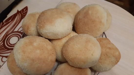 Filipīnu maize Pandesal pielāgota kartupeļu apiņu raugam