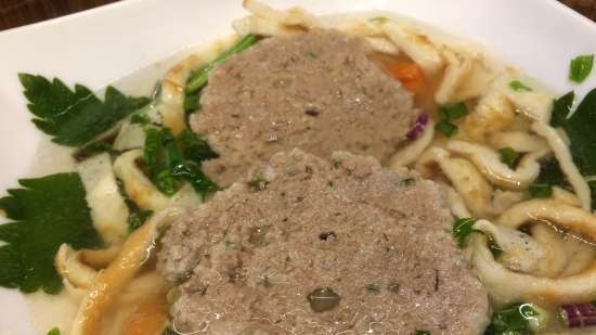 Gaļas buljons ar aknu klimpu pankūkām (Hochzeitssuppe vai Festtagssuppe)