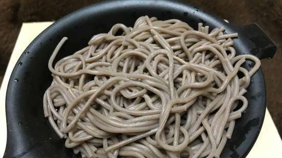 Kokosuppe med reker, brokkoli, blomkål og soba-nudler