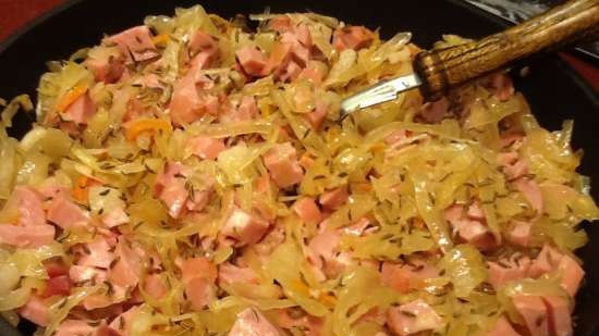 Alus ballītes Ueberraschung pārsteigums: Broetchen mit Sauerkraut und Wuerstchen