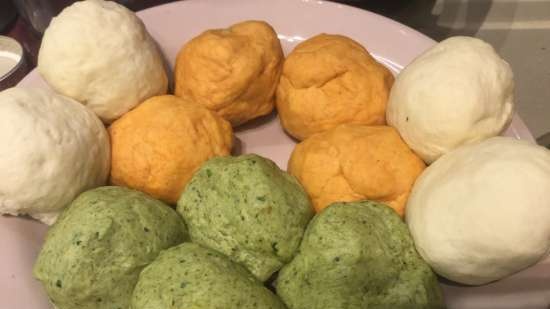 Healthy tricolor curl Six Lives (parsley, dill, spinach, tomato, paprika, turmeric) in a bread machine.