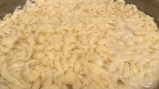 Allgäu Spetzle עם גבינה (Allgaeuer Kaesespaetzle)