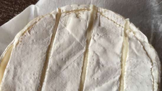 Aristokrāta brokastis - Camembert cep ar zemenēm un Amaretto liķieri, pievienojot ledus šampanieti