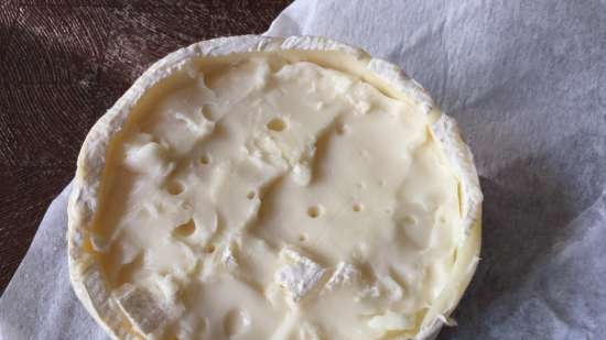 Aristokrāta brokastis - Camembert cep ar zemenēm un Amaretto liķieri, pievienojot ledus šampanieti