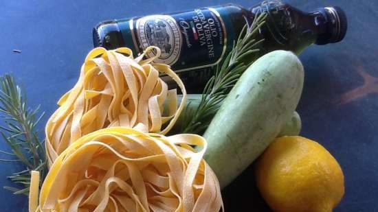 Fettuccine với bí ngòi, chanh và pho mát pecorino (Fettuccine con zucchine al limone e pecorino)