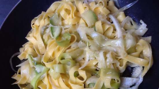 Fettuccine với bí ngòi, chanh và pho mát pecorino (Fettuccine con zucchine al limone e pecorino)