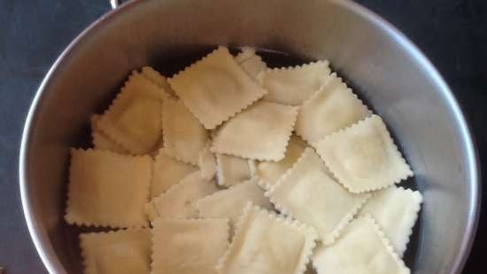 Dessert ravioli (dumplings) med karamellisert frukt og kremet saus