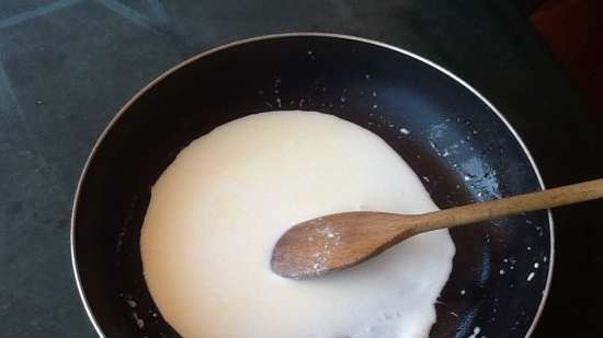 Dessert ravioli (dumplings) med karamellisert frukt og kremet saus