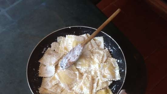 Dessert ravioli (dumplings) med karamellisert frukt og kremet saus