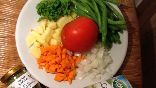 Italiensk grønnsakssuppe med pasta, pølsekjøttboller og pestosaus