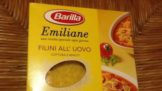 Italiensk grønnsakssuppe med pasta, pølsekjøttboller og pestosaus