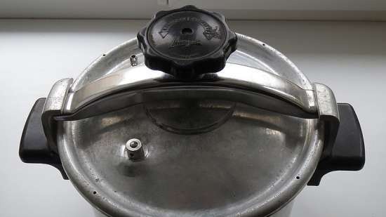 Mechanical pressure cooker (Soviet)